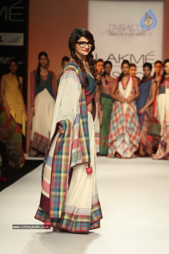 Bolly Celebs Walks the Ramp at LFW Day 4 - 42 / 134 photos