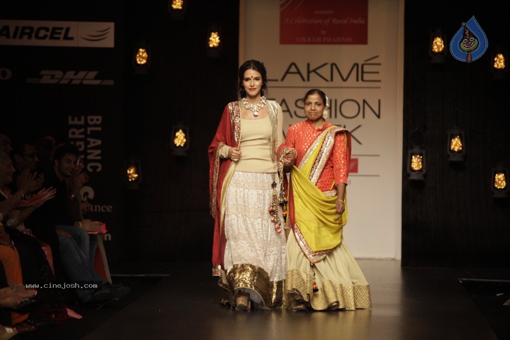 Bolly Celebs Walks the Ramp at LFW Day 4 - 53 / 134 photos
