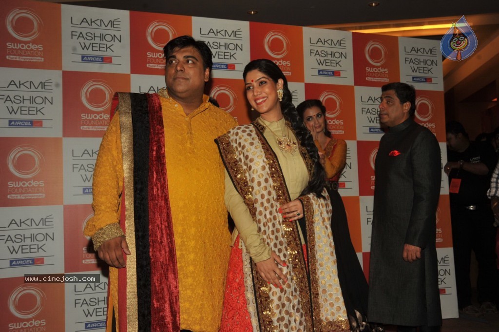 Bolly Celebs Walks the Ramp at LFW Day 4 - 70 / 134 photos