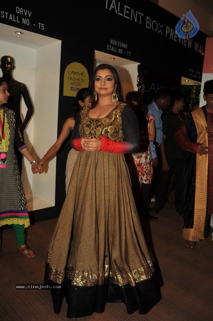 Bolly Celebs Walks the Ramp at LFW Day 4 - 81 / 134 photos