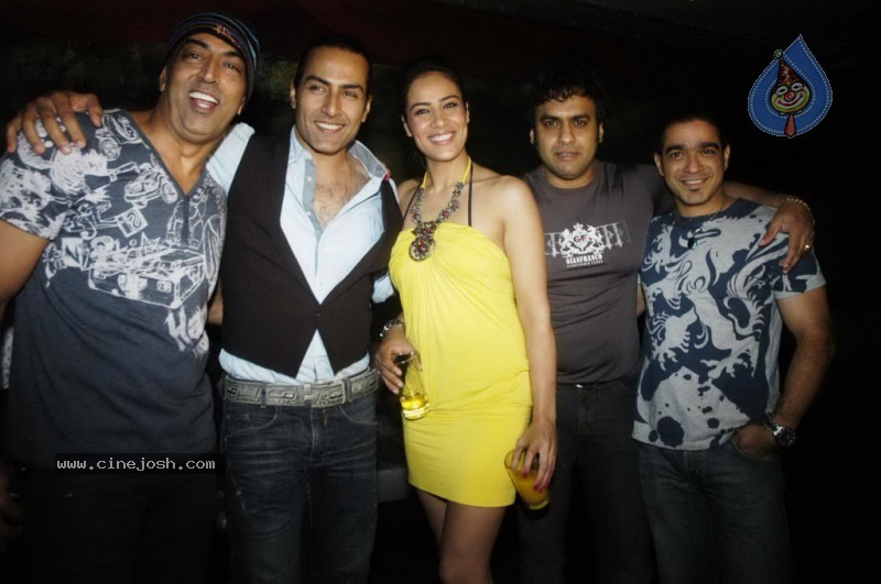 Bolly Hot Celebs at Dahi Handi Event in Night Club - 9 / 79 photos