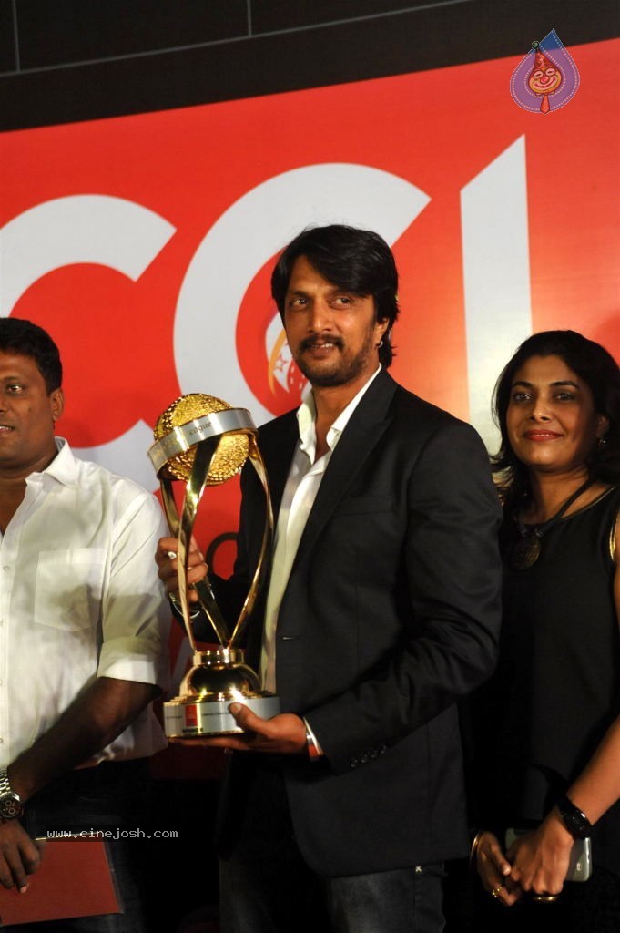 Bolly n South Celebs at CCL Season 4 Launch 01 - 7 / 150 photos