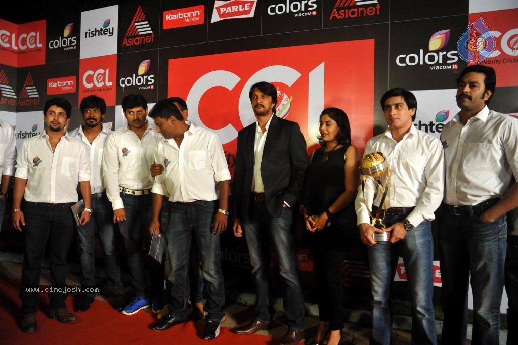 Bolly n South Celebs at CCL Season 4 Launch 01 - 72 / 150 photos