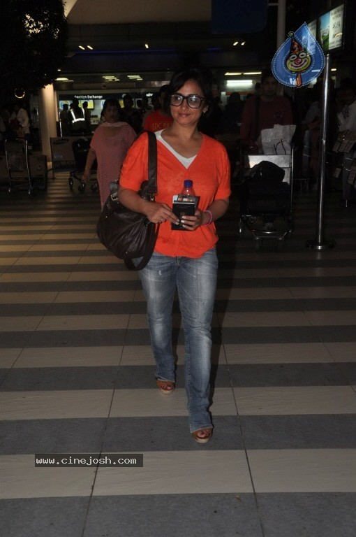 Bolly Stars at Mumbai Airport - 3 / 78 photos