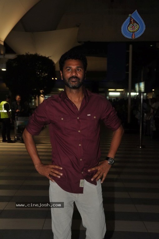 Bolly Stars at Mumbai Airport - 10 / 78 photos