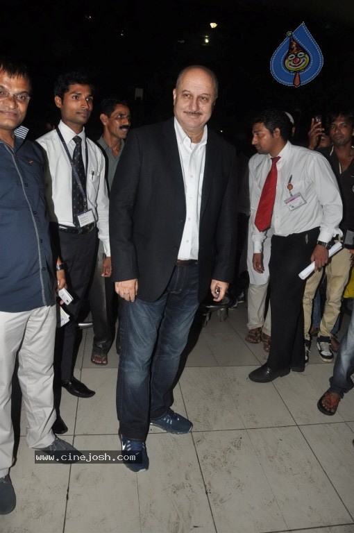 Bolly Stars at Mumbai Airport - 13 / 78 photos
