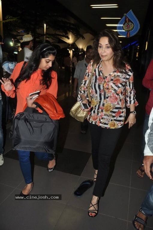 Bolly Stars at Mumbai Airport - 23 / 78 photos