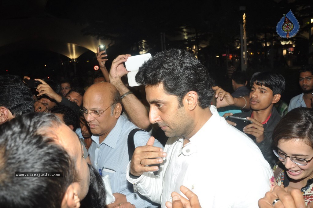 Bolly Stars at Mumbai Airport - 39 / 78 photos