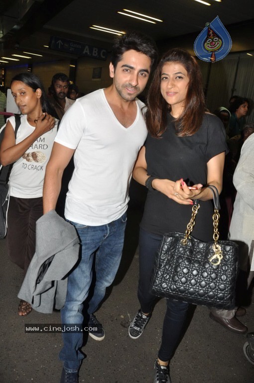 Bolly Stars at Mumbai Airport - 50 / 78 photos