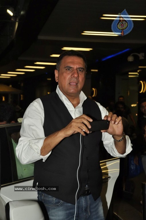 Bolly Stars at Mumbai Airport - 53 / 78 photos