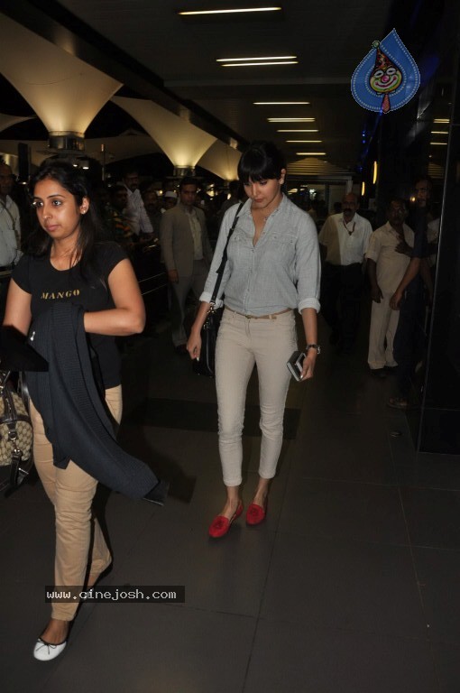 Bolly Stars at Mumbai Airport - 75 / 78 photos