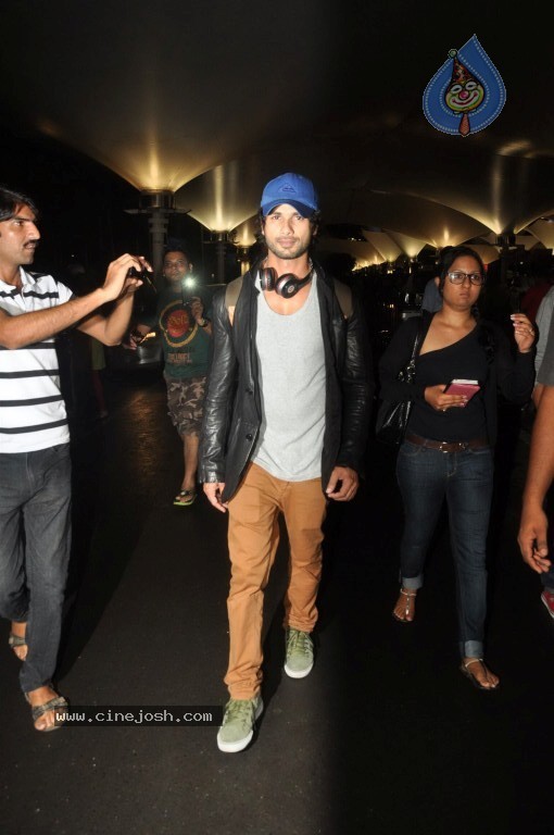 Bolly Stars at Mumbai Airport - 77 / 78 photos