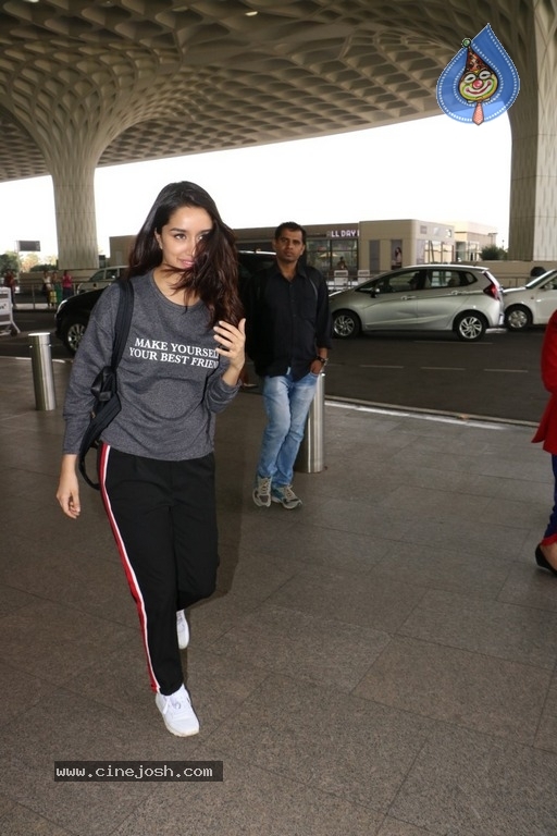 Bollywood Actresses Spotted at Airport - 28 / 42 photos