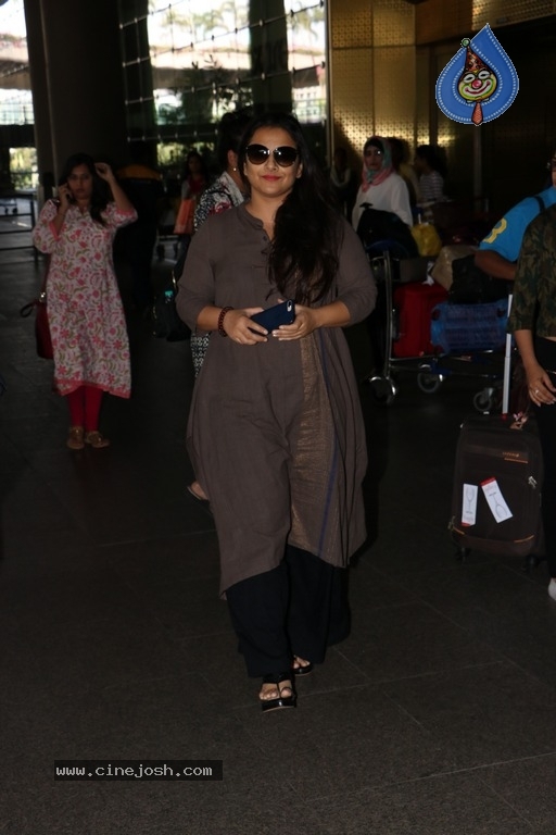 Bollywood Actresses Spotted at Airport - 1 / 38 photos