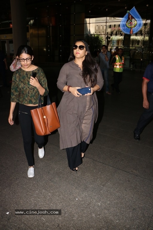 Bollywood Actresses Spotted at Airport - 17 / 38 photos