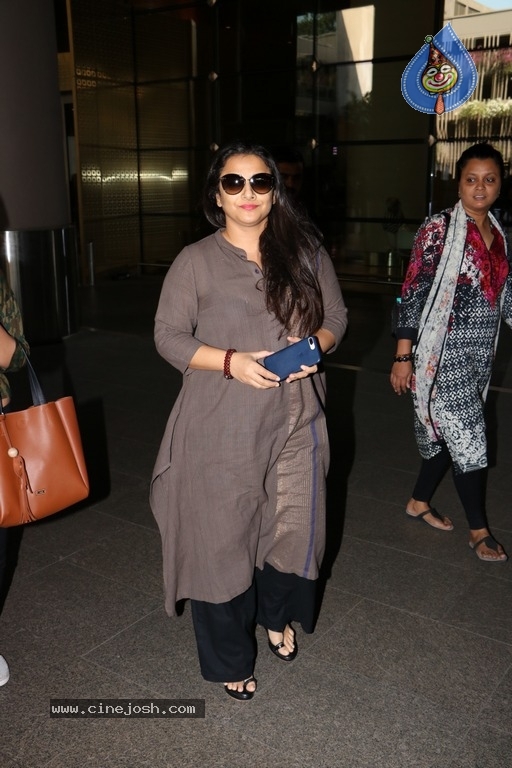 Bollywood Actresses Spotted at Airport - 22 / 38 photos