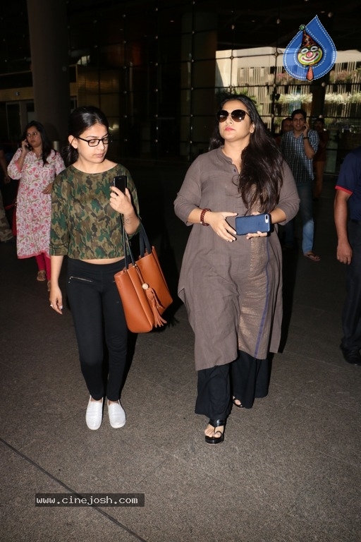 Bollywood Actresses Spotted at Airport - 31 / 38 photos