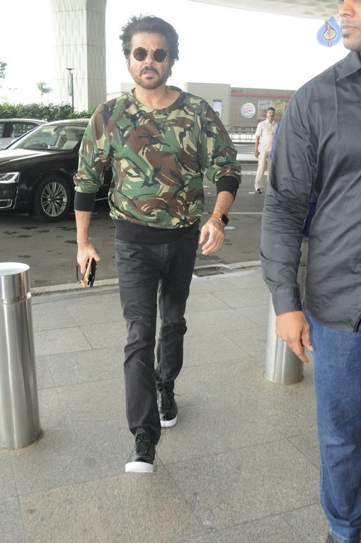 Bollywood Celebrities at Airport - 10 / 41 photos
