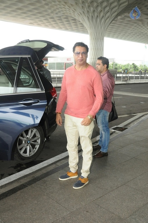 Bollywood Celebrities at Airport - 13 / 41 photos