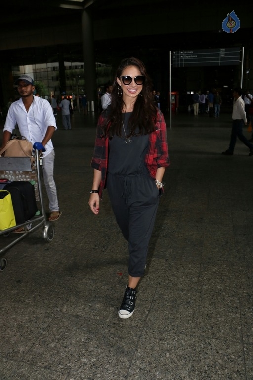 Bollywood Celebrities at Airport - 14 / 41 photos
