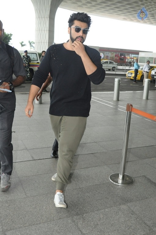 Bollywood Celebrities at Airport - 22 / 41 photos