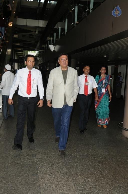 Bollywood Celebrities at Airport - 25 / 41 photos