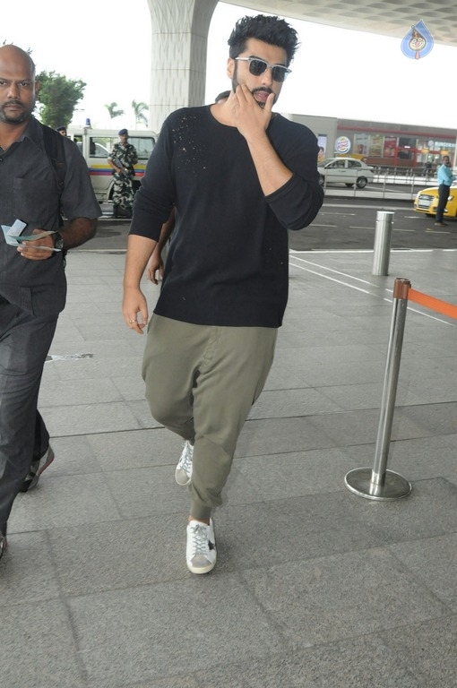 Bollywood Celebrities at Airport - 32 / 41 photos