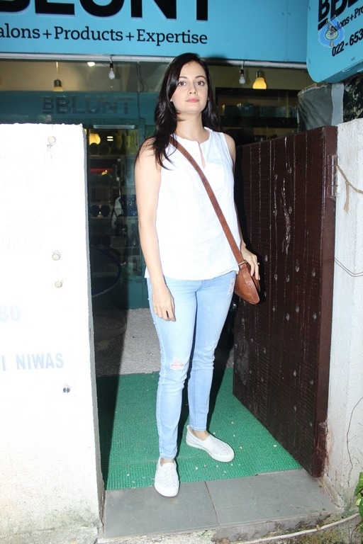 Bollywood Celebrities at B Blunt Saloon - 14 / 28 photos