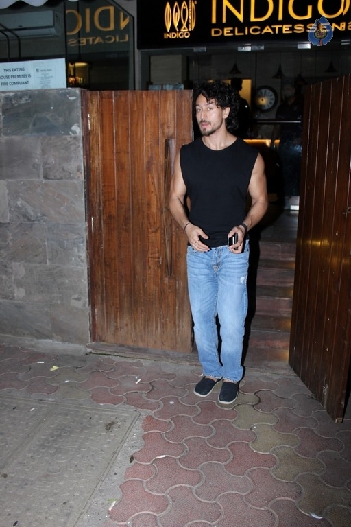 Bollywood Celebrities at B Blunt Saloon - 22 / 28 photos