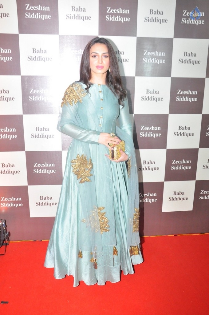 Bollywood Celebrities At Baba Siddique Iftar Party - 42 / 78 photos