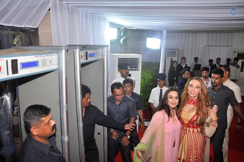 Bollywood Celebrities At Baba Siddique Iftar Party - 55 / 78 photos