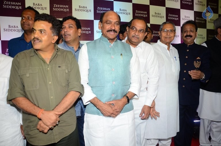 Bollywood Celebrities at Baba Siddique Ifter Party 1 - 9 / 80 photos