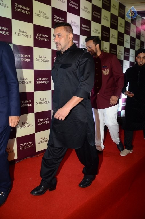 Bollywood Celebrities at Baba Siddique Ifter Party 1 - 14 / 80 photos