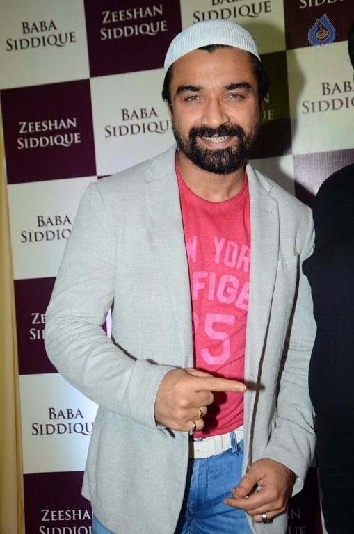 Bollywood Celebrities at Baba Siddique Ifter Party 2 - 16 / 63 photos