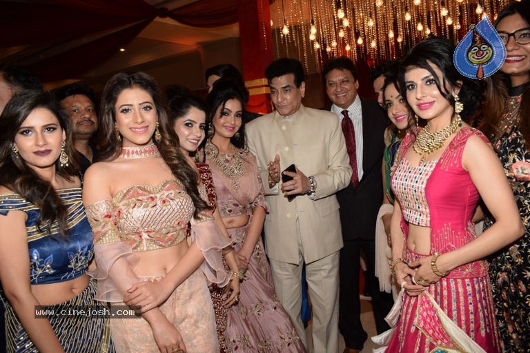 Bollywood Celebrities At Beti Flo GR8 Awards 2018 - 18 / 27 photos