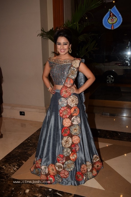 Bollywood Celebrities At Beti Flo GR8 Awards 2018 - 19 / 27 photos