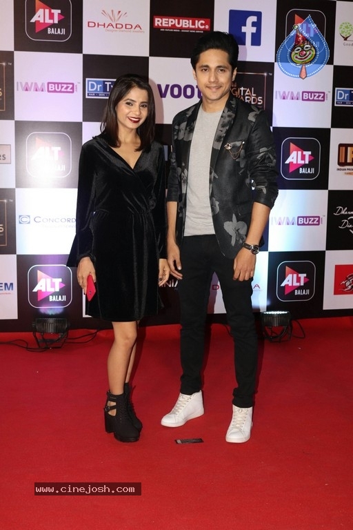 Bollywood Celebrities at Digital Awards Function - 35 / 51 photos