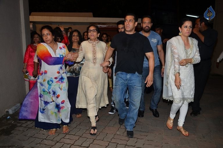 Bollywood Celebrities at Ganpati Visarjan - 10 / 48 photos