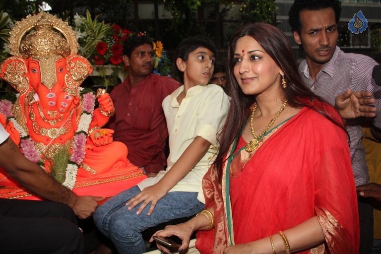 Bollywood Celebrities at Ganpati Visarjan - 13 / 48 photos