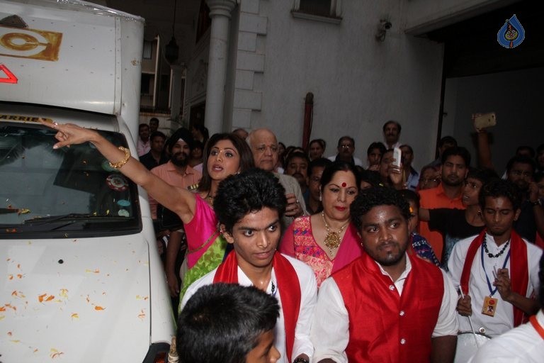 Bollywood Celebrities at Ganpati Visarjan - 15 / 48 photos