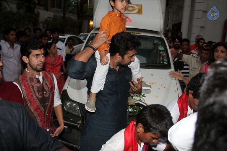 Bollywood Celebrities at Ganpati Visarjan - 18 / 48 photos
