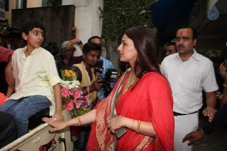 Bollywood Celebrities at Ganpati Visarjan - 19 / 48 photos