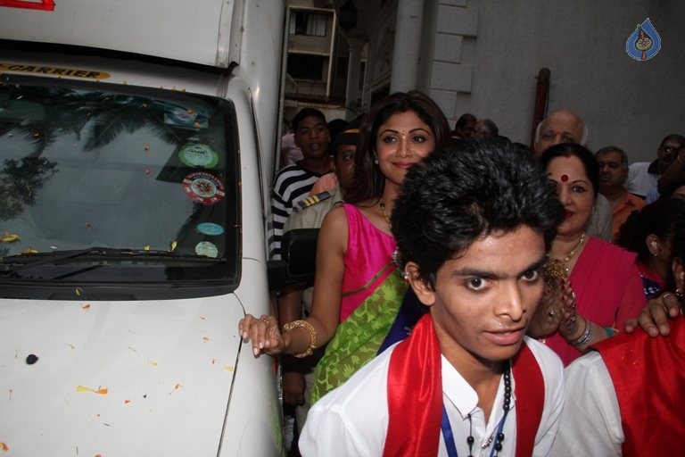 Bollywood Celebrities at Ganpati Visarjan - 24 / 48 photos