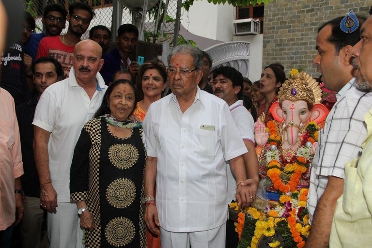 Bollywood Celebrities at Ganpati Visarjan - 25 / 48 photos