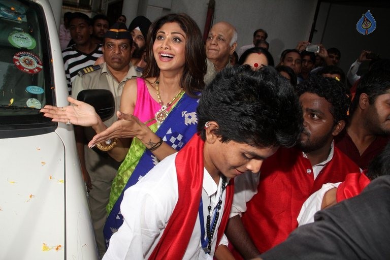 Bollywood Celebrities at Ganpati Visarjan - 26 / 48 photos