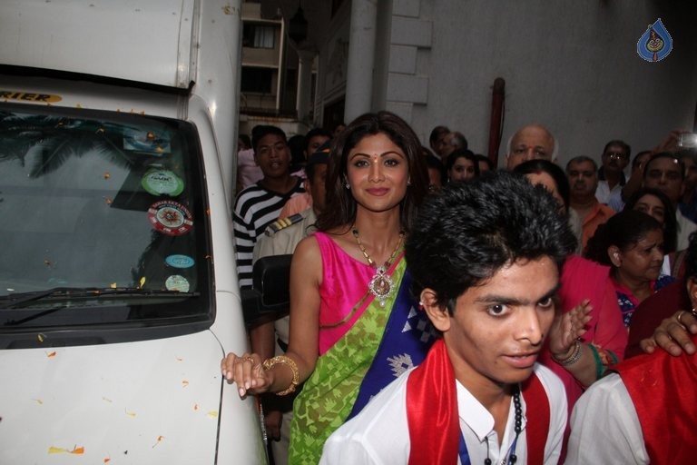 Bollywood Celebrities at Ganpati Visarjan - 35 / 48 photos