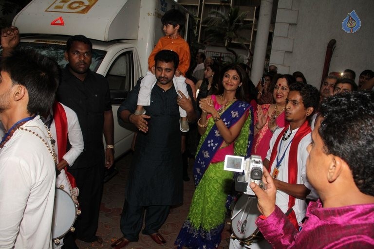 Bollywood Celebrities at Ganpati Visarjan - 36 / 48 photos