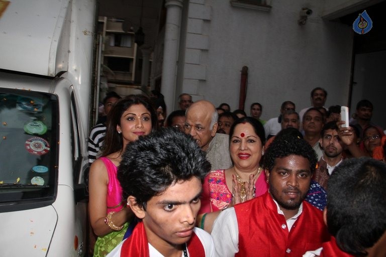 Bollywood Celebrities at Ganpati Visarjan - 37 / 48 photos