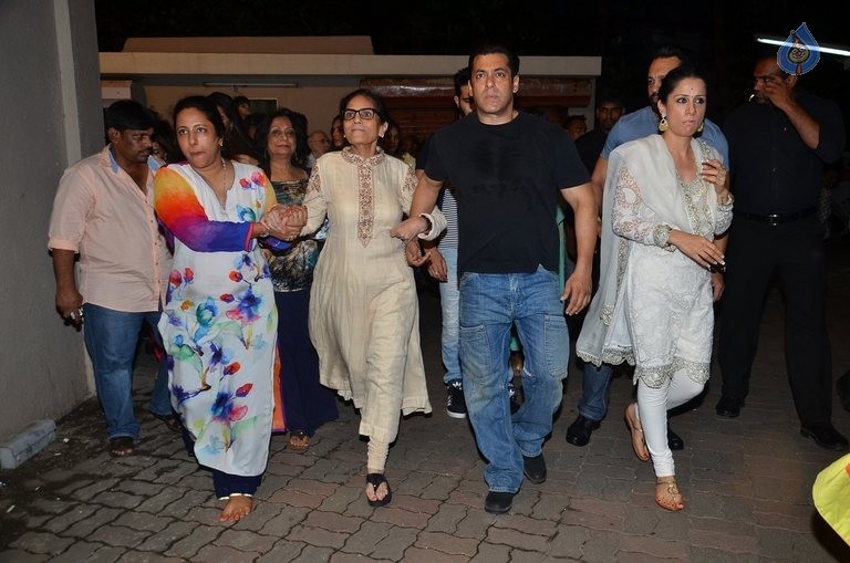 Bollywood Celebrities at Ganpati Visarjan - 40 / 48 photos