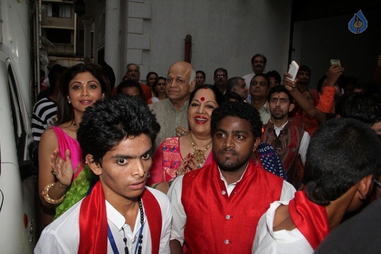 Bollywood Celebrities at Ganpati Visarjan - 42 / 48 photos